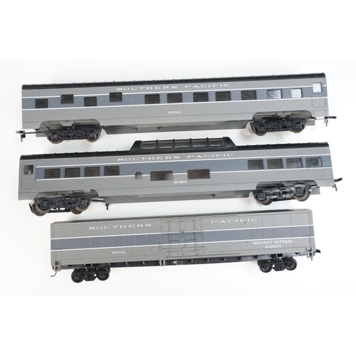 144 - 27 HO gauge American line items of rolling stock to include Union Pacific, Southern, Santa Fe and So... 