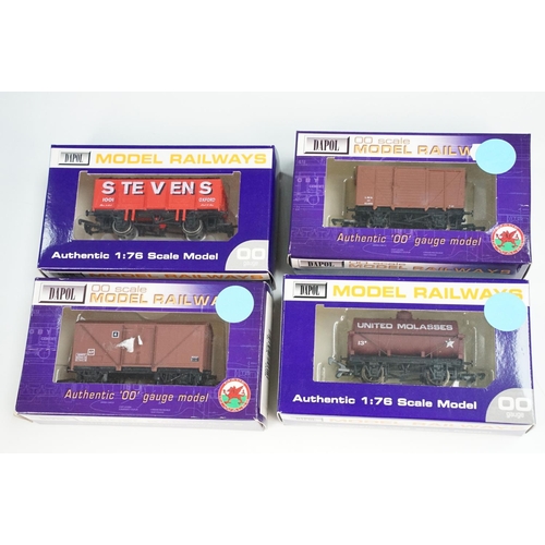 145 - 21 Boxed OO gauge items of rolling stock to include 17 x Airfix and 4 x Dapol featuring 3 x  Airfix ... 