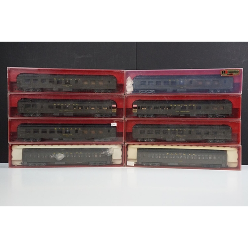 172 - Eight boxed Rivarossi HO gauge items of Santa Fe rolling stock to include 2743, 2732 and 2718, featu... 