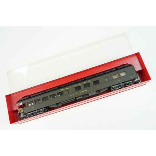 172 - Eight boxed Rivarossi HO gauge items of Santa Fe rolling stock to include 2743, 2732 and 2718, featu... 