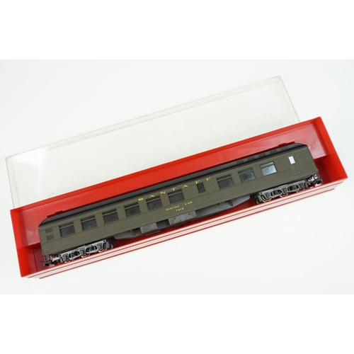 172 - Eight boxed Rivarossi HO gauge items of Santa Fe rolling stock to include 2743, 2732 and 2718, featu... 