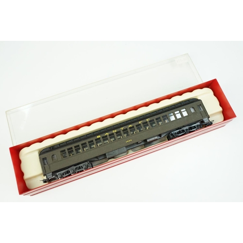 172 - Eight boxed Rivarossi HO gauge items of Santa Fe rolling stock to include 2743, 2732 and 2718, featu... 