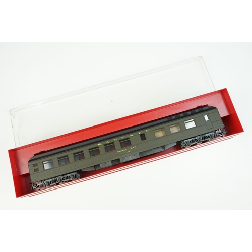 172 - Eight boxed Rivarossi HO gauge items of Santa Fe rolling stock to include 2743, 2732 and 2718, featu... 