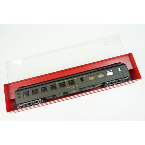 172 - Eight boxed Rivarossi HO gauge items of Santa Fe rolling stock to include 2743, 2732 and 2718, featu... 