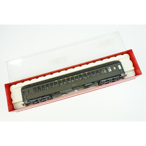 172 - Eight boxed Rivarossi HO gauge items of Santa Fe rolling stock to include 2743, 2732 and 2718, featu... 