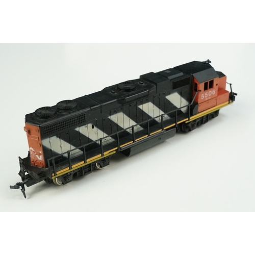 174 - Five boxed HO gauge locomotives to include Walthers Trainline 931-200 ALOC FA 1 Undecorated, 2 x Ath... 