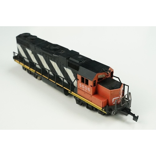 174 - Five boxed HO gauge locomotives to include Walthers Trainline 931-200 ALOC FA 1 Undecorated, 2 x Ath... 