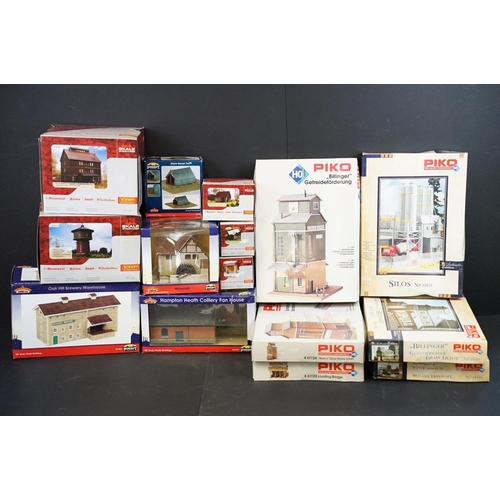 73 - 15 Boxed OO / HO gauge trackside buildings and trackside model kit buildings to include 4 x Bachmann... 