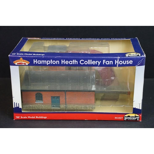 73 - 15 Boxed OO / HO gauge trackside buildings and trackside model kit buildings to include 4 x Bachmann... 