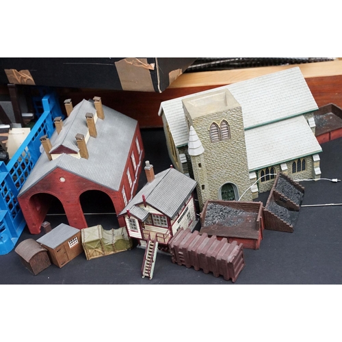 146 - Large quantity of OO & O gauge model railway to include various Hornby Skaledale buildings and acces... 