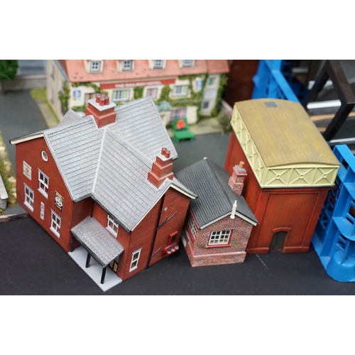 146 - Large quantity of OO & O gauge model railway to include various Hornby Skaledale buildings and acces... 