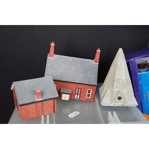 146 - Large quantity of OO & O gauge model railway to include various Hornby Skaledale buildings and acces... 