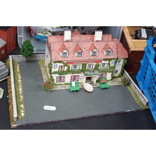 146 - Large quantity of OO & O gauge model railway to include various Hornby Skaledale buildings and acces... 