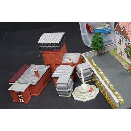 146 - Large quantity of OO & O gauge model railway to include various Hornby Skaledale buildings and acces... 