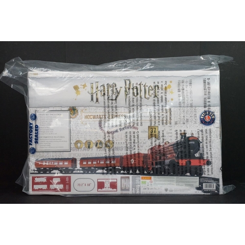 147 - Boxed Lionel O gauge Harry Potter 7-11960 Hogwarts Express train set, complete and ex