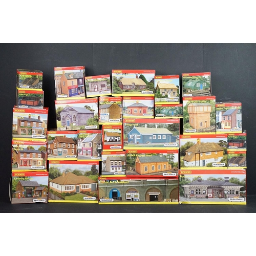 151 - 28 Boxed Hornby Skaledale OO gauge trackside buildings and accessories to include R9510 Three Arch V... 