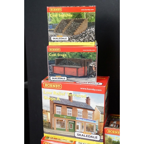 151 - 28 Boxed Hornby Skaledale OO gauge trackside buildings and accessories to include R9510 Three Arch V... 