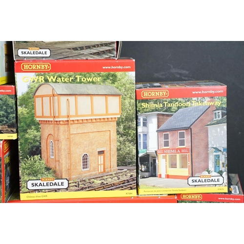 151 - 28 Boxed Hornby Skaledale OO gauge trackside buildings and accessories to include R9510 Three Arch V... 