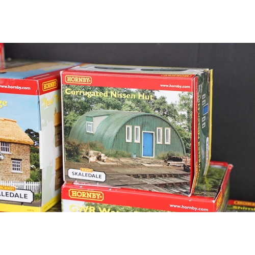 151 - 28 Boxed Hornby Skaledale OO gauge trackside buildings and accessories to include R9510 Three Arch V... 