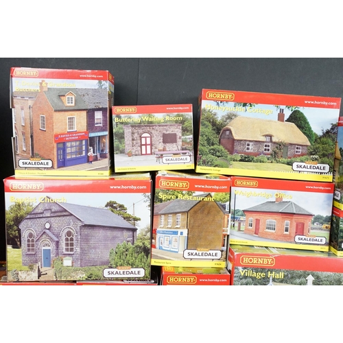 151 - 28 Boxed Hornby Skaledale OO gauge trackside buildings and accessories to include R9510 Three Arch V... 