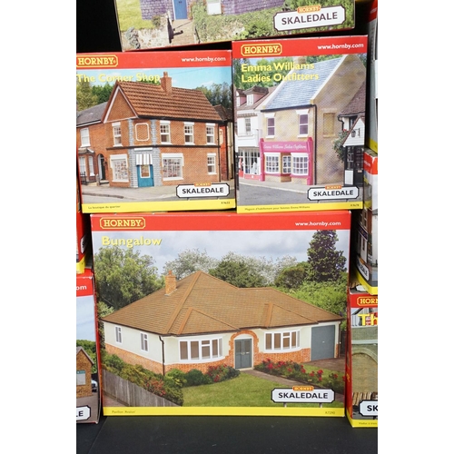 151 - 28 Boxed Hornby Skaledale OO gauge trackside buildings and accessories to include R9510 Three Arch V... 