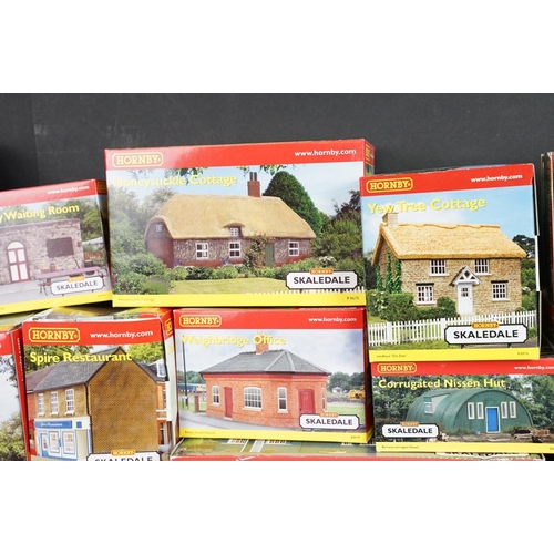 151 - 28 Boxed Hornby Skaledale OO gauge trackside buildings and accessories to include R9510 Three Arch V... 