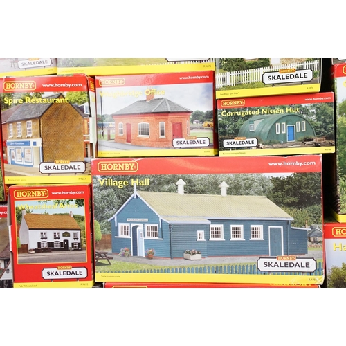 151 - 28 Boxed Hornby Skaledale OO gauge trackside buildings and accessories to include R9510 Three Arch V... 