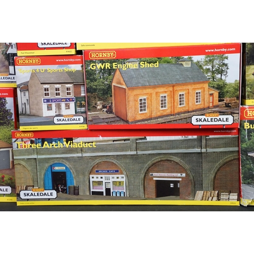 151 - 28 Boxed Hornby Skaledale OO gauge trackside buildings and accessories to include R9510 Three Arch V... 