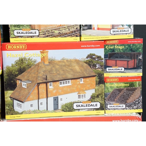 151 - 28 Boxed Hornby Skaledale OO gauge trackside buildings and accessories to include R9510 Three Arch V... 