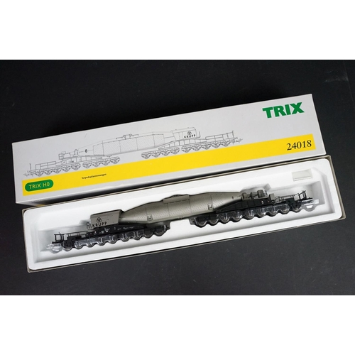 153 - Boxed Trix HO gauge 24019 24-Axle 'Schnabel' Well Wagon Engine Load DB, Epoch IV set plus a boxed Tr... 