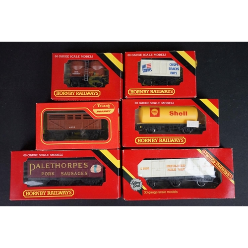 156 - 28 Boxed OO gauge items of rolling stock to include 25 x Hornby / Triang, 2 x Airfix and 1 x Wrenn, ... 