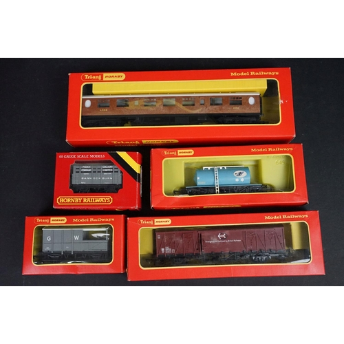 156 - 28 Boxed OO gauge items of rolling stock to include 25 x Hornby / Triang, 2 x Airfix and 1 x Wrenn, ... 