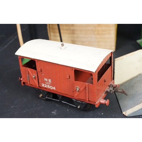 161 - Quantity of O gauge model railway featuring Hornby and Chad Valley to include 4 x Hornby items of ro... 