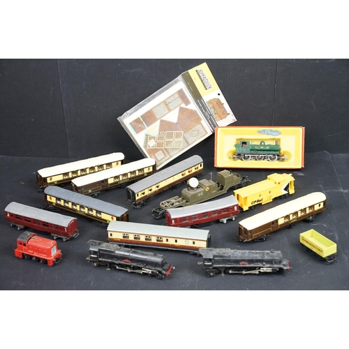 162 - Collection of Triang Hornby OO gauge model railway to include 5 x locomotives (R51S GWR 0-6-0 PT wit... 