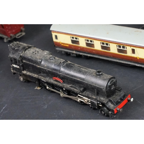 162 - Collection of Triang Hornby OO gauge model railway to include 5 x locomotives (R51S GWR 0-6-0 PT wit... 