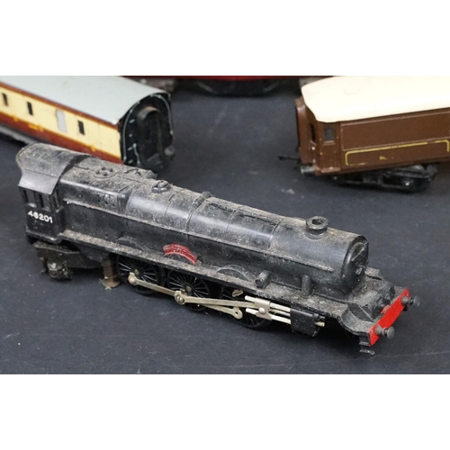 162 - Collection of Triang Hornby OO gauge model railway to include 5 x locomotives (R51S GWR 0-6-0 PT wit... 