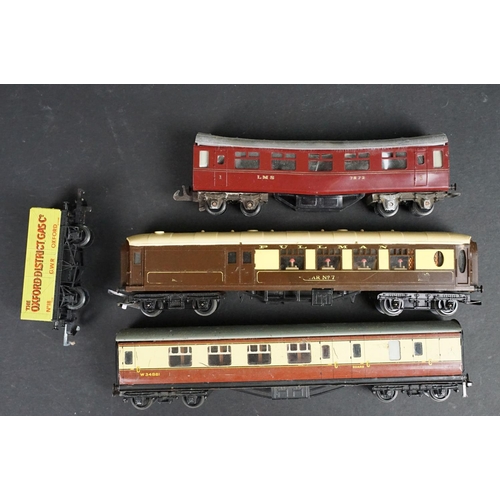 162 - Collection of Triang Hornby OO gauge model railway to include 5 x locomotives (R51S GWR 0-6-0 PT wit... 