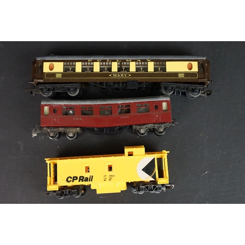 162 - Collection of Triang Hornby OO gauge model railway to include 5 x locomotives (R51S GWR 0-6-0 PT wit... 