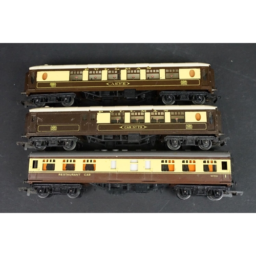 162 - Collection of Triang Hornby OO gauge model railway to include 5 x locomotives (R51S GWR 0-6-0 PT wit... 