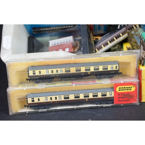 164 - Collection of N gauge model railway to include boxed Hornby Minitrix N 203 Britannia locomotive, 2 x... 