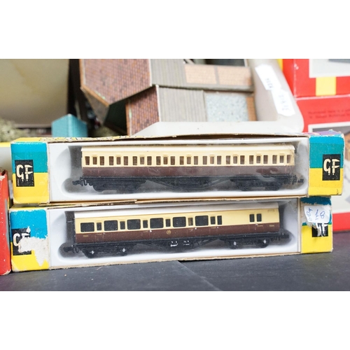 164 - Collection of N gauge model railway to include boxed Hornby Minitrix N 203 Britannia locomotive, 2 x... 