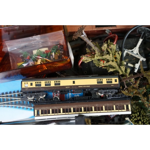 164 - Collection of N gauge model railway to include boxed Hornby Minitrix N 203 Britannia locomotive, 2 x... 