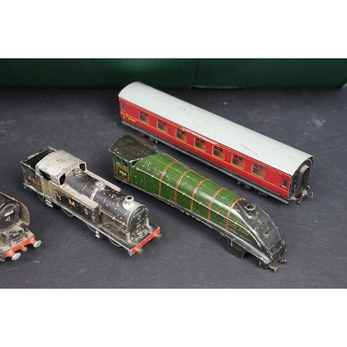 165 - Quantity of OO gauge and Hornby Dublo model railway to include Hornby Dublo trackside buildings, var... 