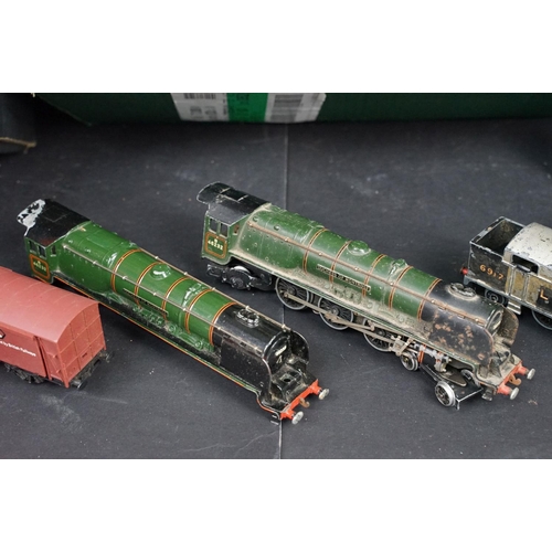 165 - Quantity of OO gauge and Hornby Dublo model railway to include Hornby Dublo trackside buildings, var... 