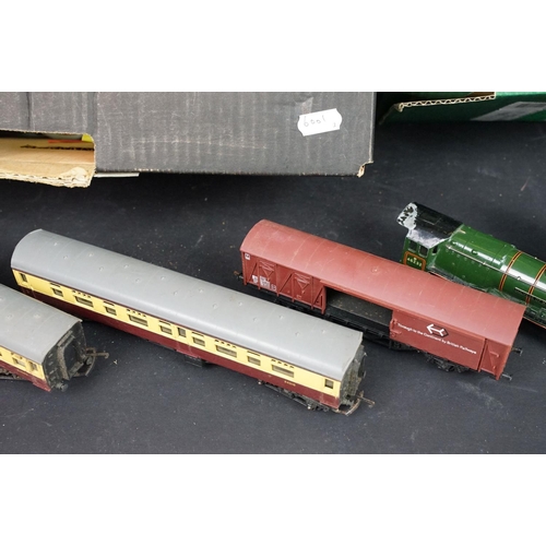 165 - Quantity of OO gauge and Hornby Dublo model railway to include Hornby Dublo trackside buildings, var... 