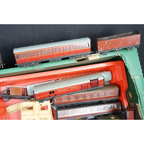 165 - Quantity of OO gauge and Hornby Dublo model railway to include Hornby Dublo trackside buildings, var... 