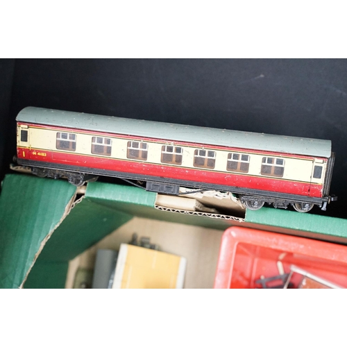 165 - Quantity of OO gauge and Hornby Dublo model railway to include Hornby Dublo trackside buildings, var... 