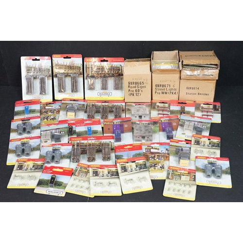 167 - Collection of Hornby Skaledale OO gauge trackside accessories to include R8696 Police Box, R8787 Pil... 