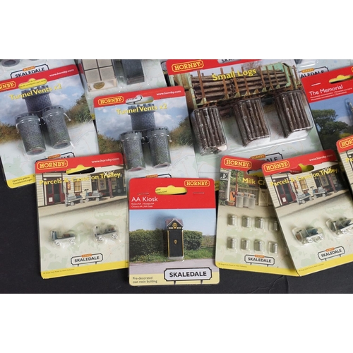 167 - Collection of Hornby Skaledale OO gauge trackside accessories to include R8696 Police Box, R8787 Pil... 