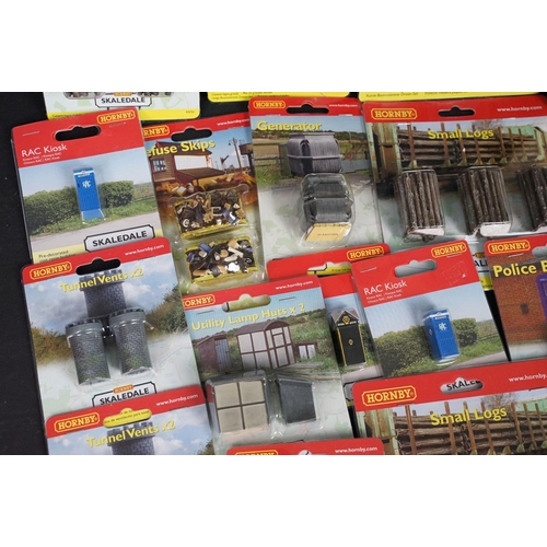 167 - Collection of Hornby Skaledale OO gauge trackside accessories to include R8696 Police Box, R8787 Pil... 